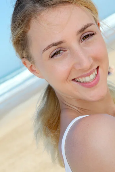 Retrato de mulher sorridente em férias — Fotografia de Stock