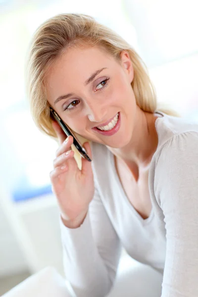 Retrato de una hermosa joven hablando por teléfono móvil —  Fotos de Stock