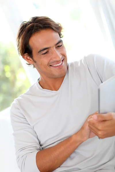 Sorrindo homem usando touchpad em casa — Fotografia de Stock