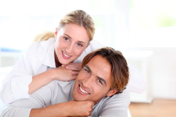 Retrato de pareja joven en casa — Foto de Stock