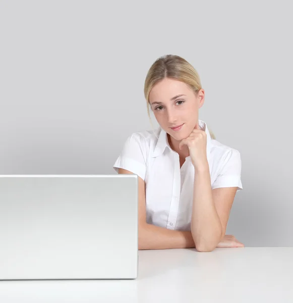 女人坐在便携式计算机的肖像 — 图库照片