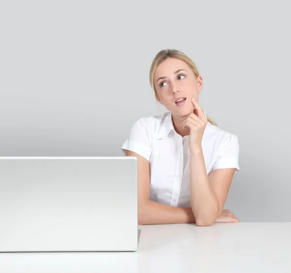 Retrato de mulher sentada por computador portátil — Fotografia de Stock