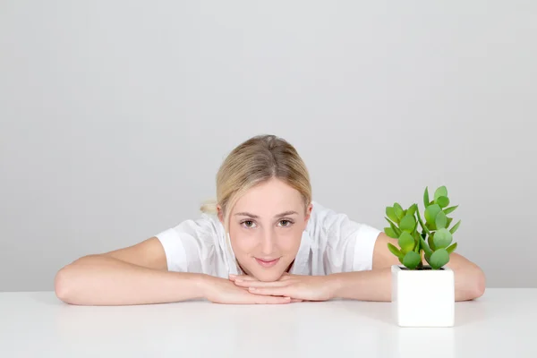 Mulher e plantas naturais colocadas na mesa — Fotografia de Stock