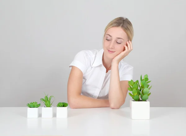Frau und natürliche Pflanzen auf dem Tisch — Stockfoto