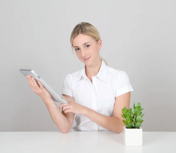 Frau sitzt an grüner Pflanze mit elektronischem Tablet — Stockfoto