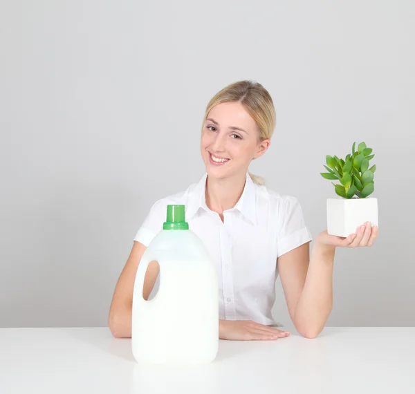 Mulher apresentando detergente orgânico para roupa — Fotografia de Stock