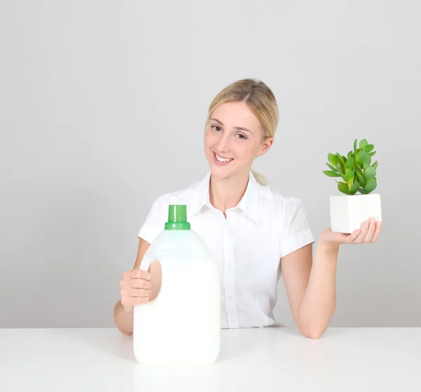 Mulher apresentando detergente orgânico para roupa — Fotografia de Stock