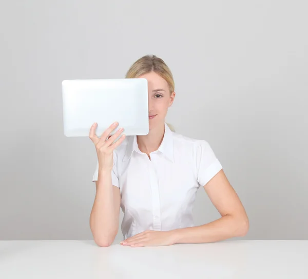 Ξανθιά γυναίκα που κρύβεται το πρόσωπο πίσω από το ηλεκτρονικό, ταμπλετών — Φωτογραφία Αρχείου