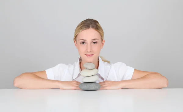 Portrait de femme serti par une pile de cailloux — Photo