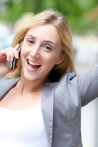 City girl talking on mobile phone in the street — Stock Photo, Image