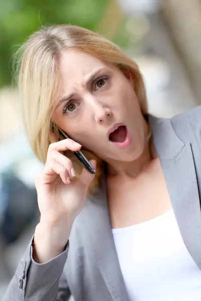 City girl talking on mobile phone in the street — Stock Photo, Image