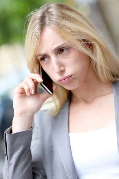 Město dívka mluví na mobilním telefonu v ulici — Stock fotografie