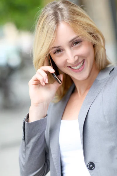 City girl talking on mobile phone in the street — Stock Photo, Image