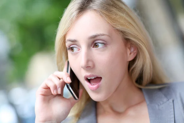 City girl talking on mobile phone in the street — Stock Photo, Image