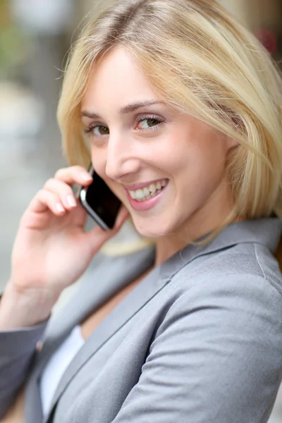 Město dívka mluví na mobilním telefonu v ulici — Stock fotografie