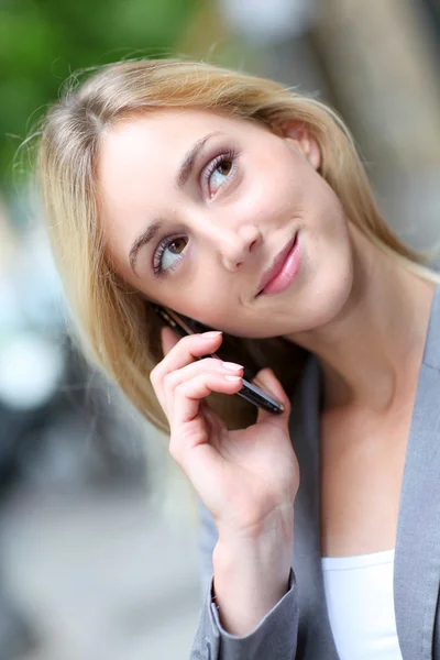 City girl talking on mobile phone in the street — Stock Photo, Image