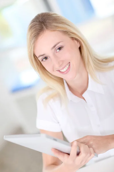 Portret van blonde vrouw met behulp van elektronische Tablet PC — Stockfoto