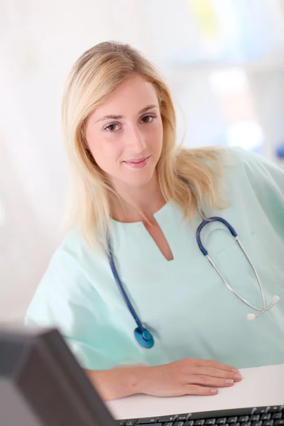 Portrait of nurse working on desktop computer — Stock Photo, Image