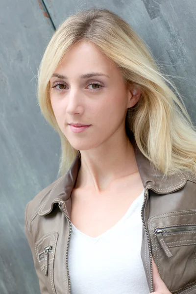 Blond woman leaning on black wall — Stock Photo, Image