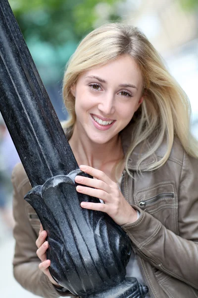 Portrait of beautiful woman in town — Stock Photo, Image