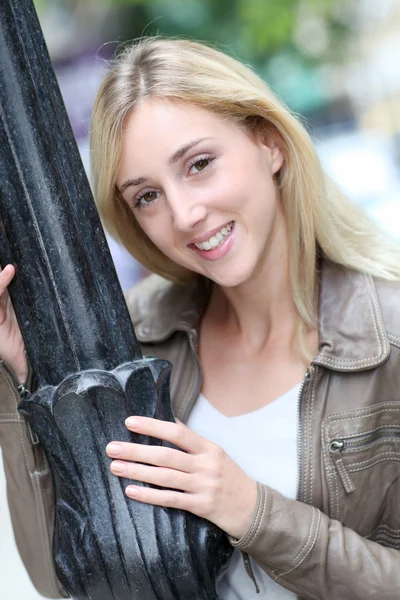 Portret van mooie vrouw in de stad — Stockfoto