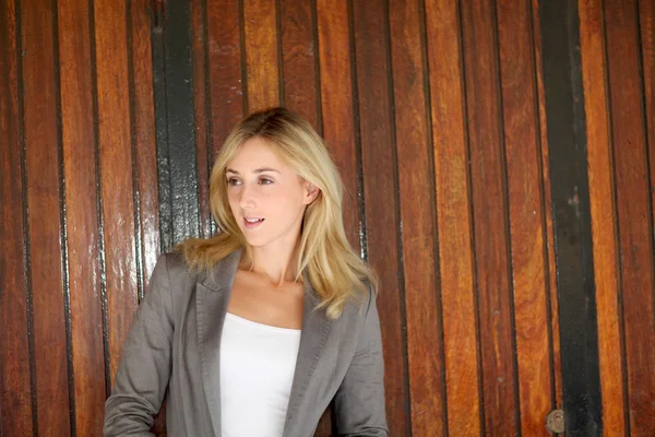 Mujer apoyada en pared de madera —  Fotos de Stock