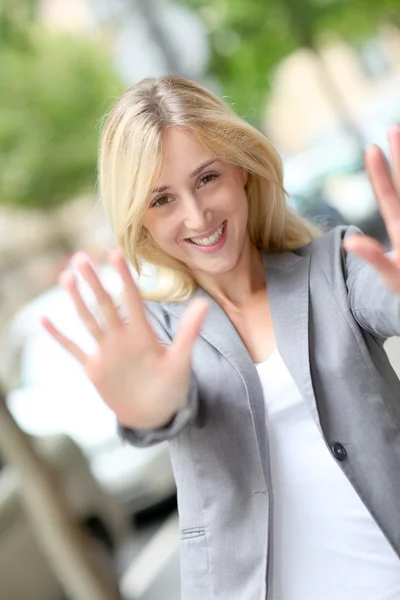 Schöne Geschäftsfrau in der Stadt — Stockfoto