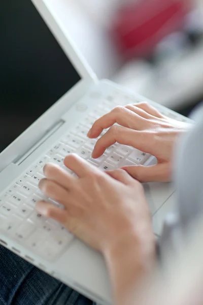 Primer plano del teclado del ordenador portátil — Foto de Stock