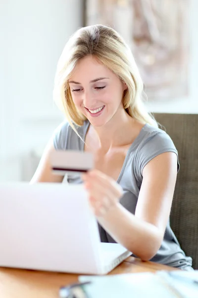 Jovem mulher fazendo compras online — Fotografia de Stock