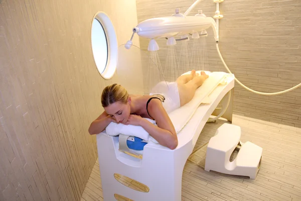 Mulher que estabelece mesa para tratamento de spa — Fotografia de Stock