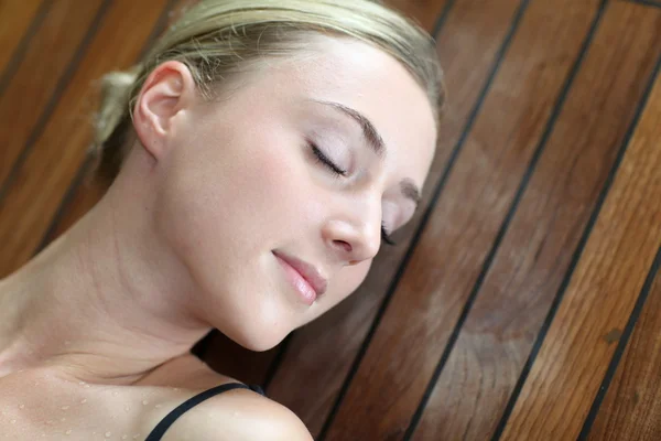 Junge Frau entspannt sich im Massagetisch — Stockfoto