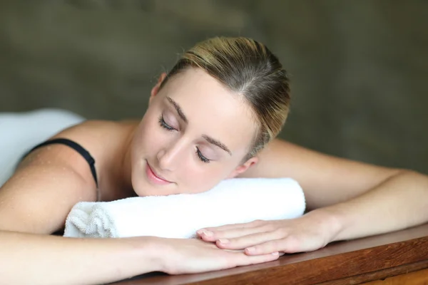 Jovem relaxante na mesa de massagem — Fotografia de Stock