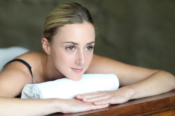 Junge Frau entspannt sich im Massagetisch — Stockfoto