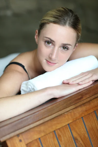 Jovem relaxante na mesa de massagem — Fotografia de Stock