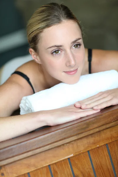 Mujer joven relajándose en la mesa de masaje — Foto de Stock