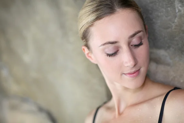 Portrait of beautiful woman relaxing in spa resort — Stock Photo, Image