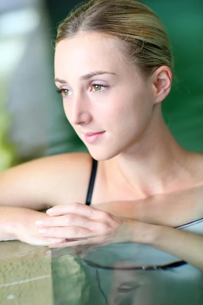 Mulher loira bonita relaxante na piscina de spa — Fotografia de Stock