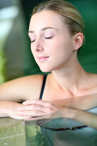 Vacker blond kvinna avkopplande i spa-poolen温泉プールでリラックスした美しいブロンド女性 — ストック写真