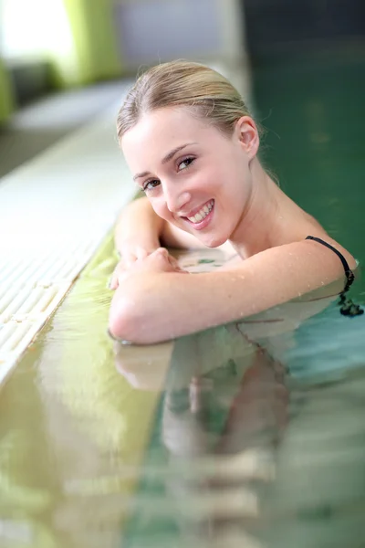 Vacker blond kvinna avkopplande i spa-poolen温泉プールでリラックスした美しいブロンド女性 — Stockfoto