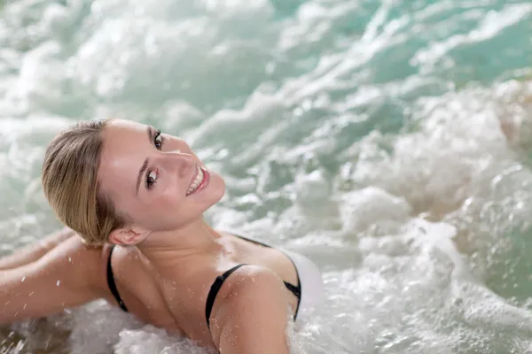 Retrato de mulher bonita em jacuzzi spa — Fotografia de Stock