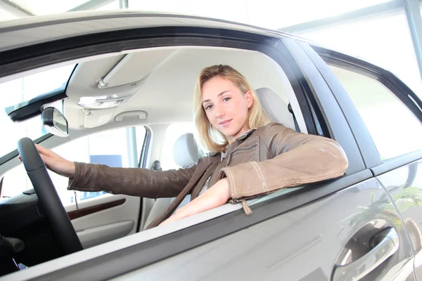 Mujer sentada en un coche nuevo Imágenes De Stock Sin Royalties Gratis