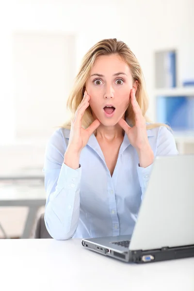 Retrato de mujer de negocios con mirada asustada Imágenes de stock libres de derechos