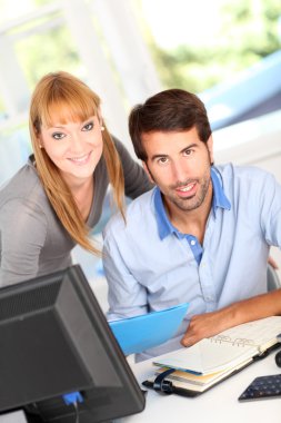 Ofis çalışanları gülümseyen portresi