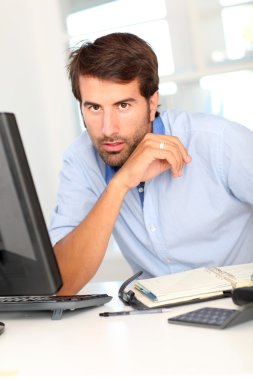 masasında oturan ofis çalışanı