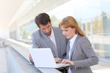 ofis dışında iş toplantısı