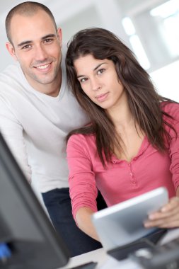 Elektronik tablet kullanma ofisi çalışanları