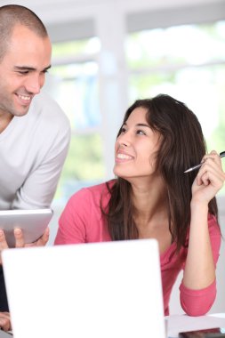 Ofis çalışanları için iş projesi toplantısı