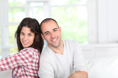 genç bir çift evde koltukta oturan