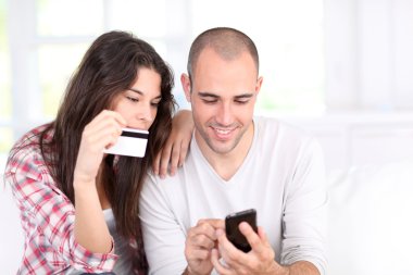 genç bir çift smartphone ile online alışveriş yaparken