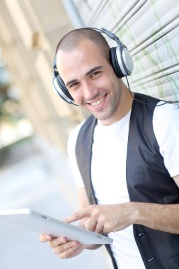 genç adam sokakta elektronik tablet kullanma